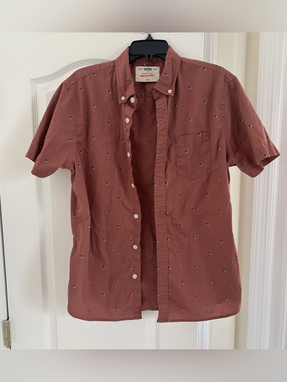 Men’s urban pipeline Short-Sleeve Button-Up Shirt in Rust with Black Dot Print